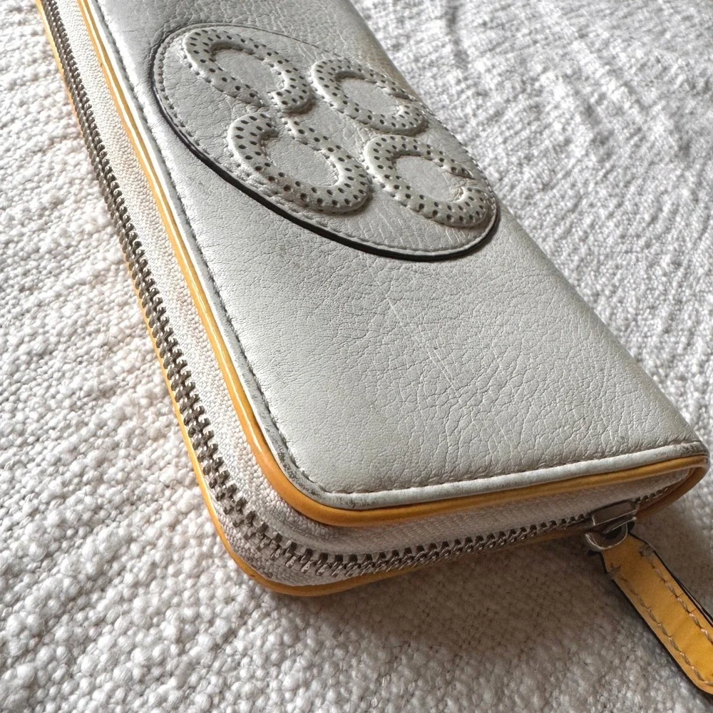 Coach White/Yellow Pebbled‎ Leather Zip Around Wallet 2000s Embossed Logo Design